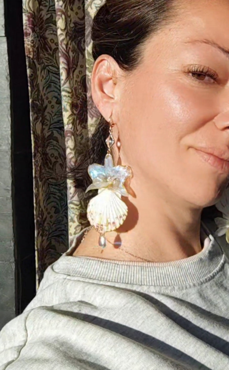 Pendientes artesanales con orquídeas dendrobium reales resinadas, conchas marinas naturales y lágrima de cristal – Joyería botánica hecha a mano