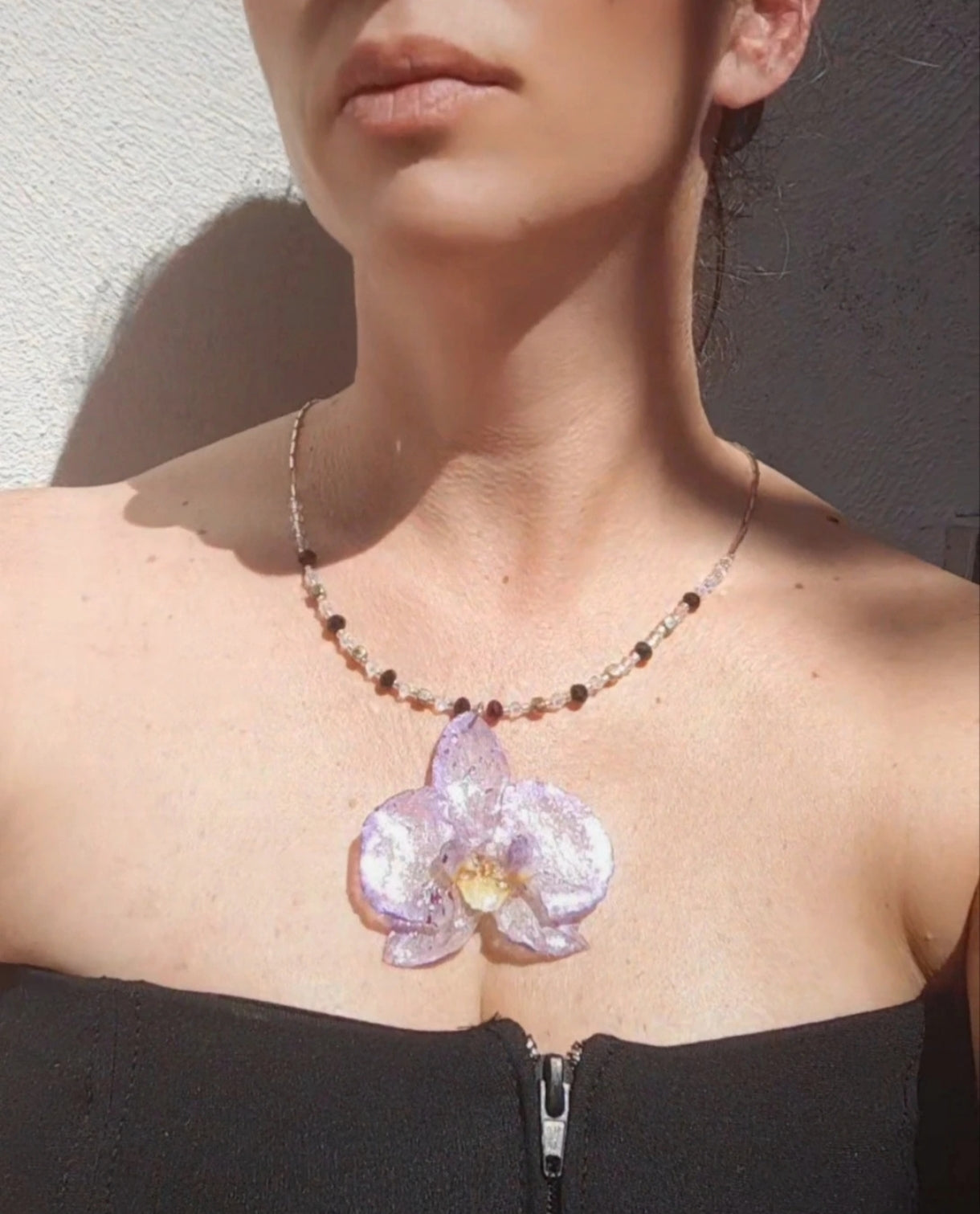 Collar de orquídea real resinada