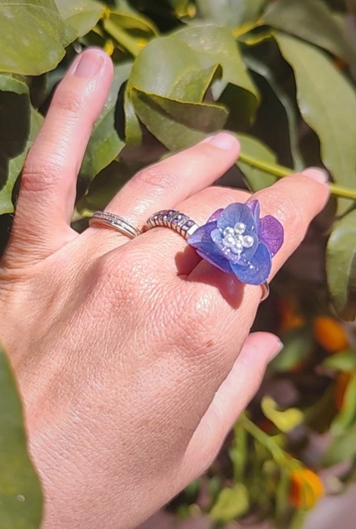 Anillo de hortensia bicolor real resinada