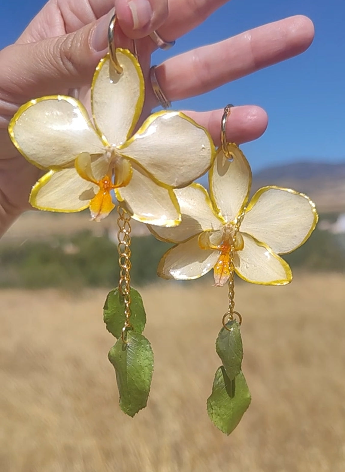 Pendientes artesanos con orquídeas amarillas y hojas auténticas resinadas. Joyería botanica para ella. Regalo original