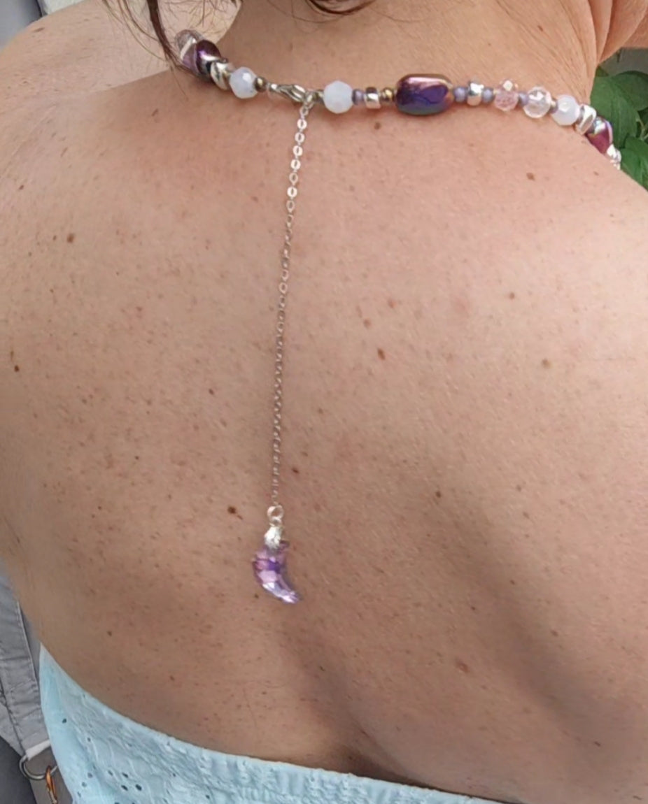 Collar Orquídea Blanca Hecho a Mano – Phalaenopsis con Nácar Iridiscente y Cristal Facetado, Joyería Floral Elegante, Regalo Único