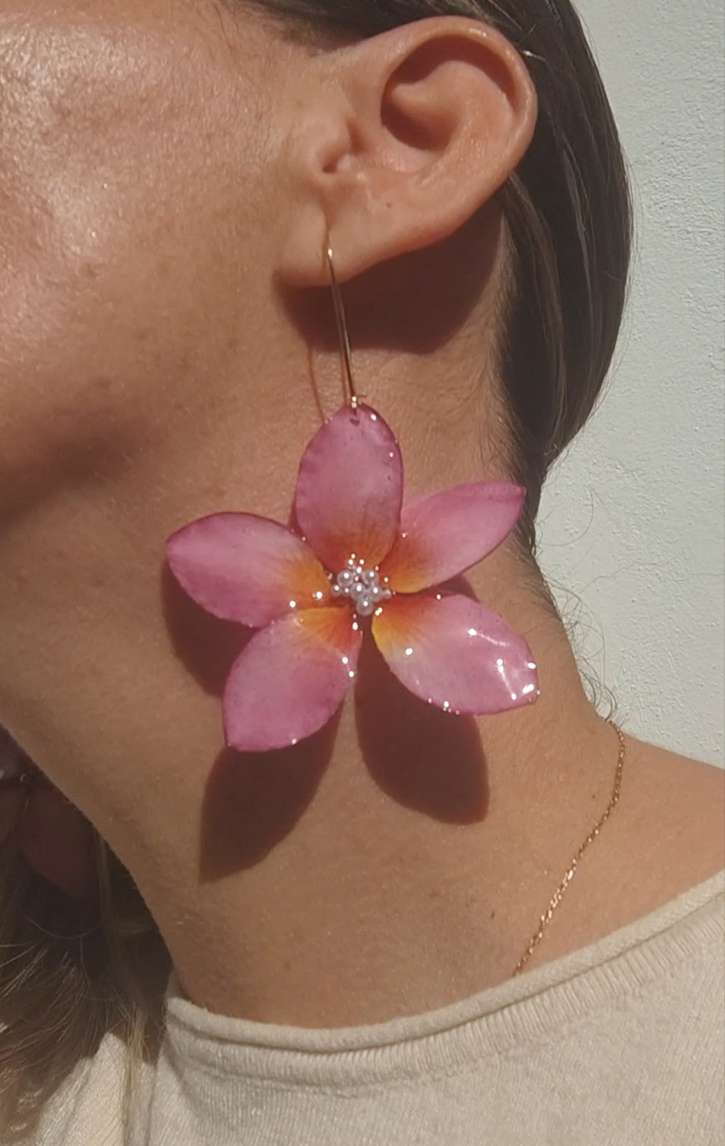 Pendientes flor de plumeria resinada con perlita central. Hechos a mano. Ganchos de acero inoxidable. Joyería floral ligera y elegante