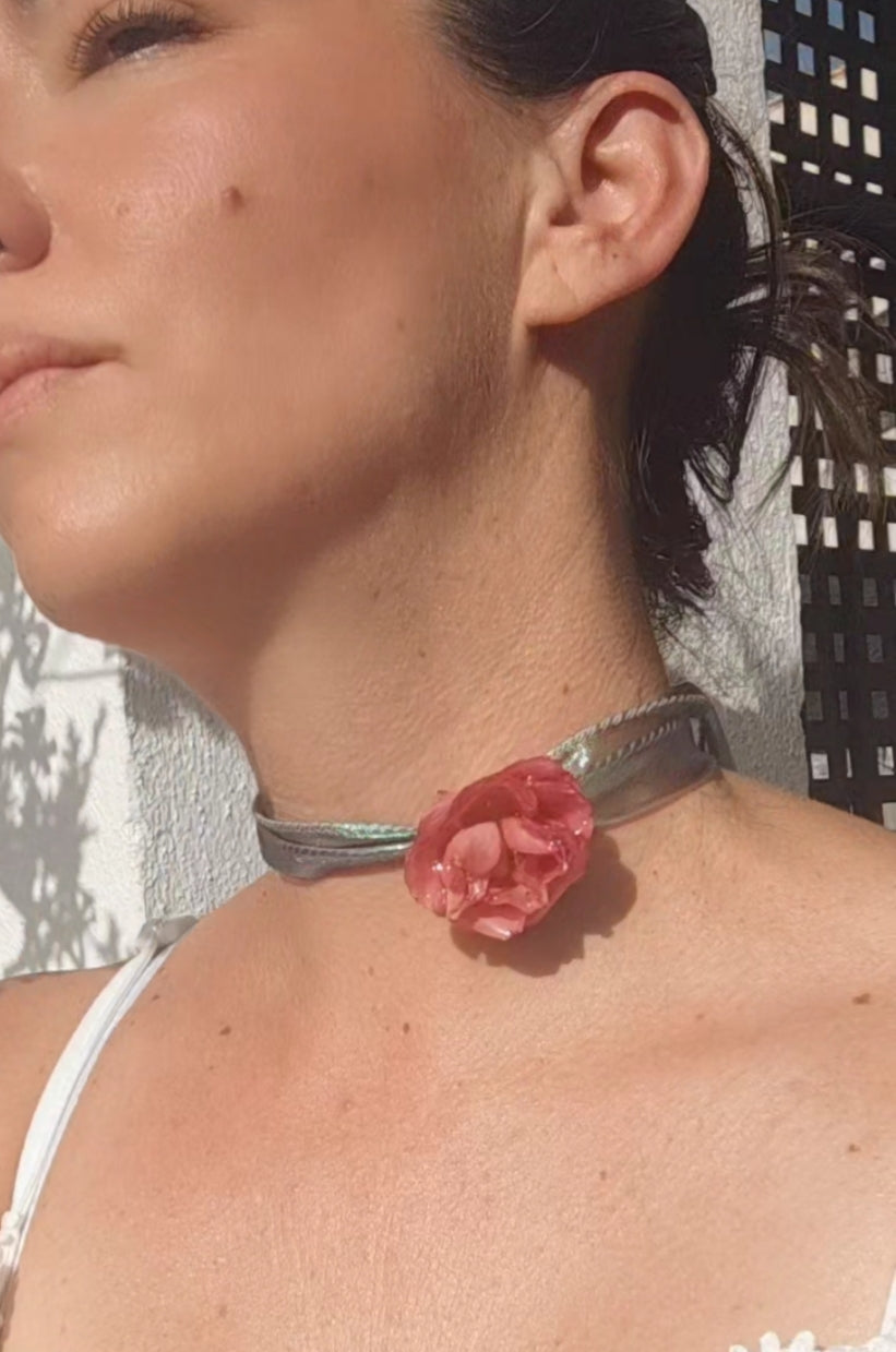 Collar de rosa real resinada