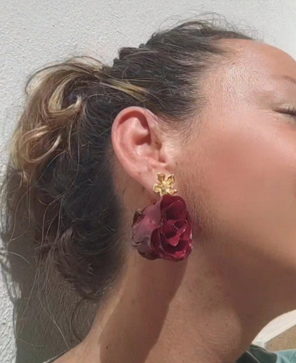 Pendientes artesanos de rosas reales resinadas