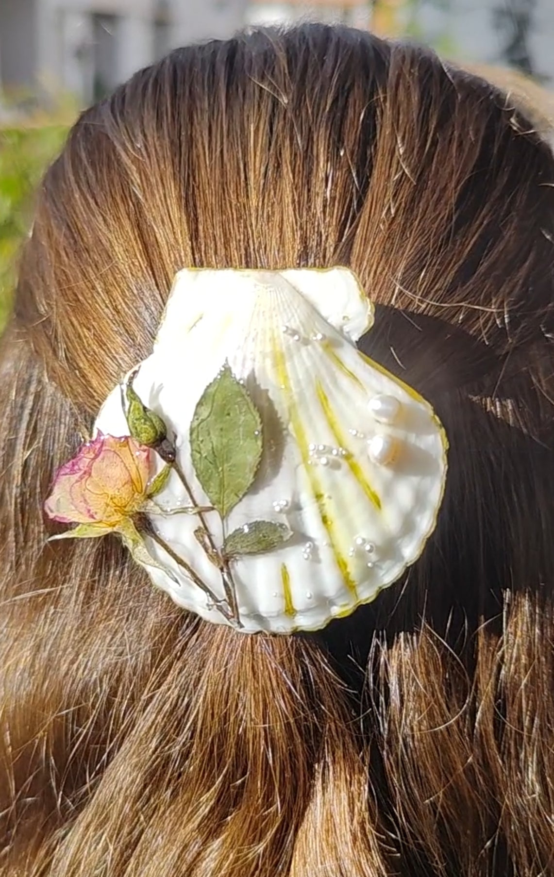 Clip de Pelo con Concha Natural, Rosa Real Resinada y Perlas de Río. Horquilla Artesanal Única. Accesorio Boho Hecho a Mano