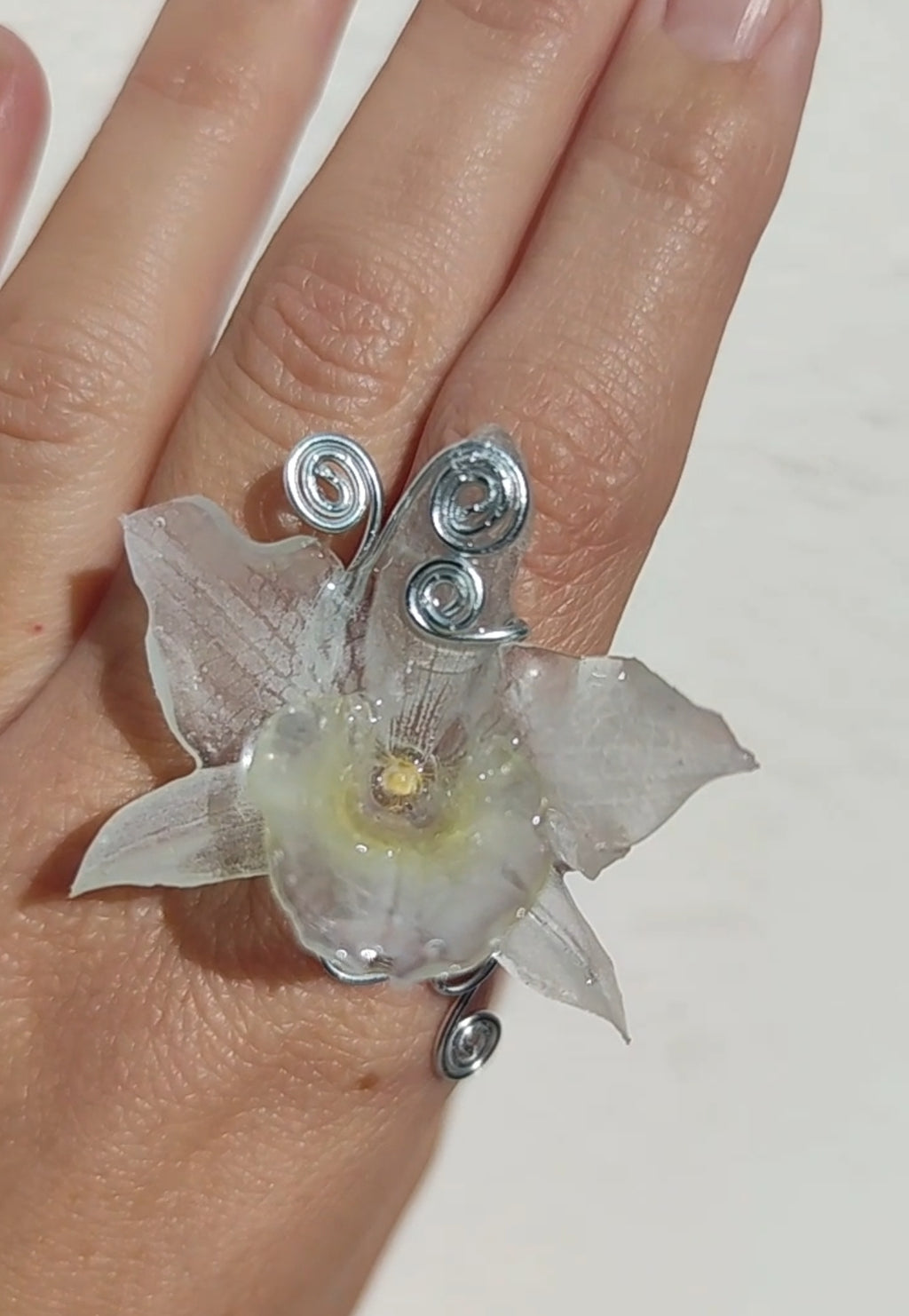 Anillo hecho a mano con alambre y orquídea blanca dendrobium