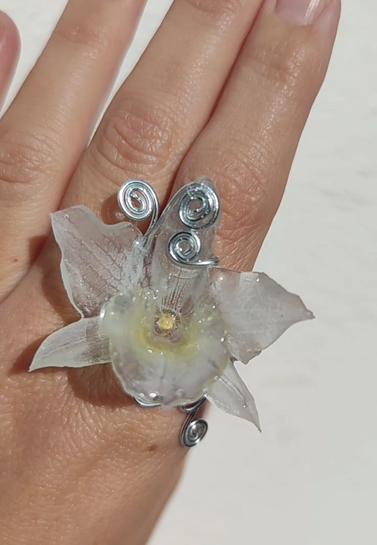 Anillo hecho a mano con alambre y orquídea blanca dendrobium