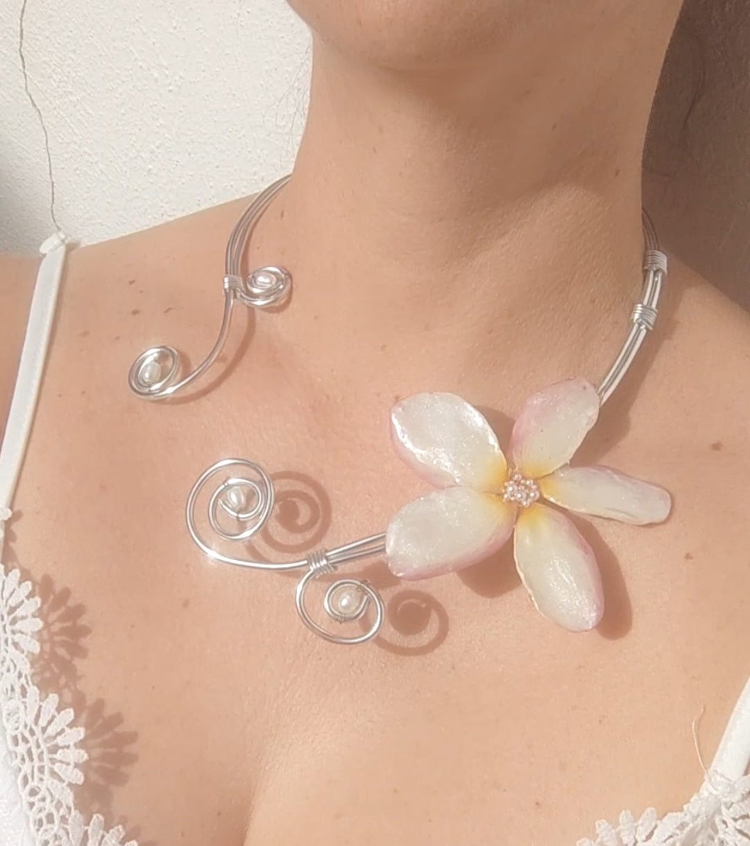 Collar Artesanal de Alambrismo con Perlas Naturales de Río y Flor de Plumeria Real Resinada