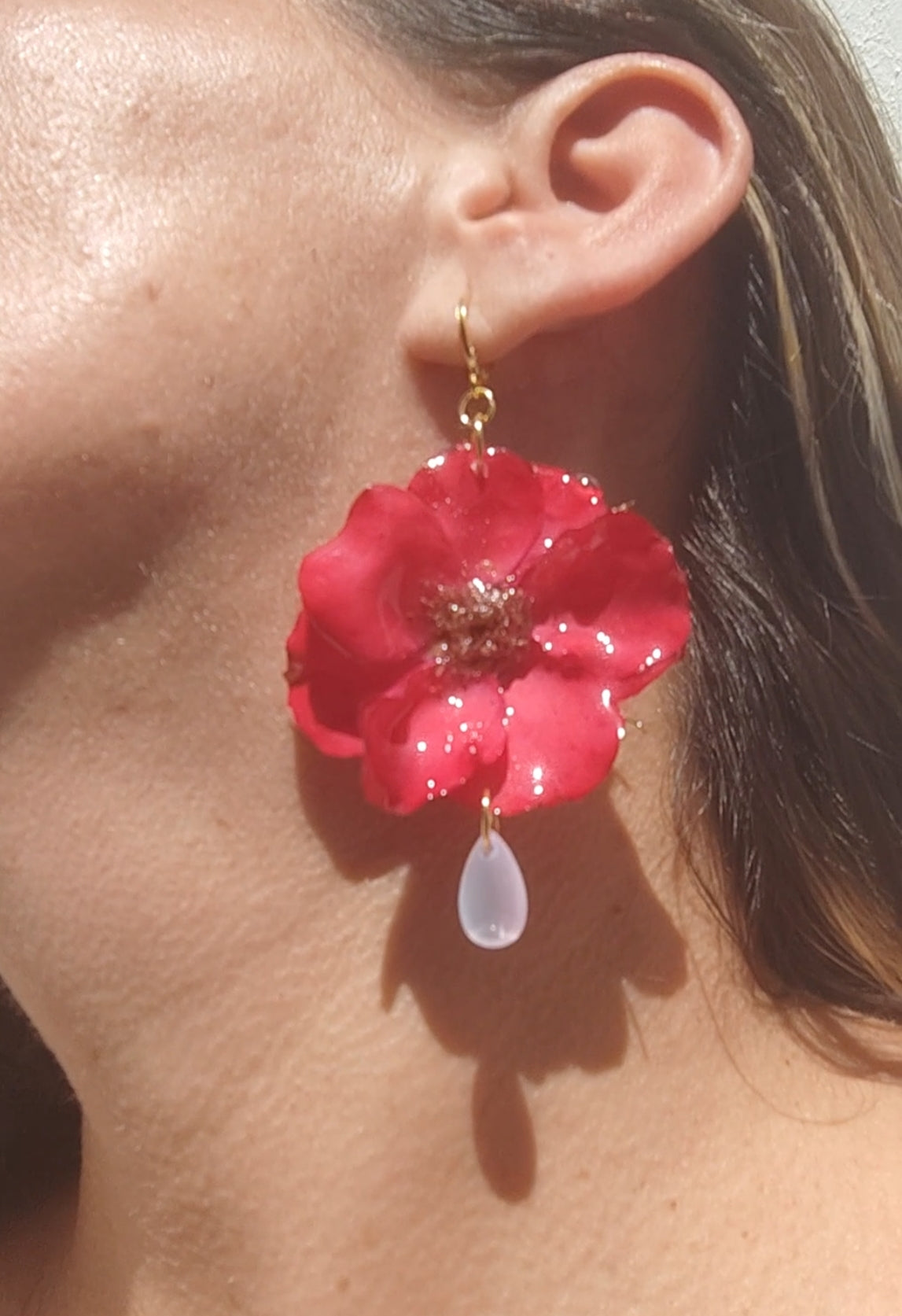 Pendientes artesanales rosas rojas resinadas con lágrimas de cristal y enganches de acero inoxidable