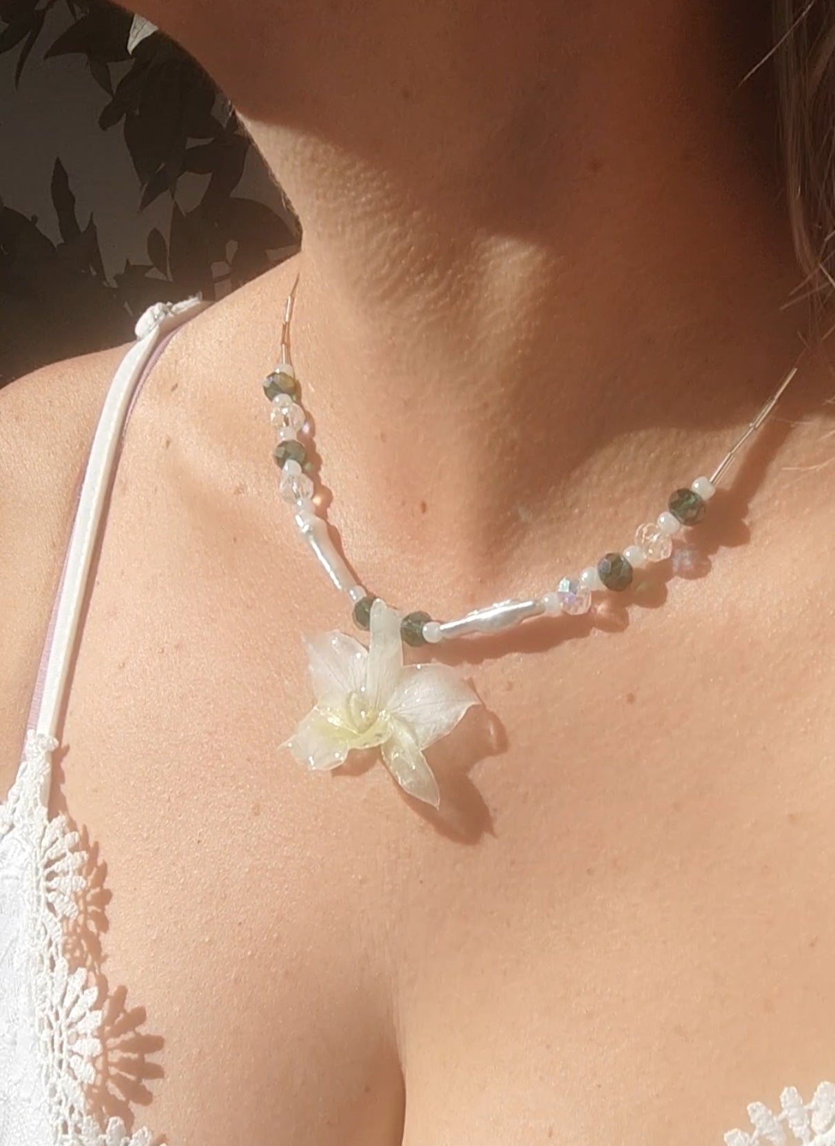 Collar orquídea dendrobium blanca en resina. Joyería artesanal con cristal checo y perlas. Collar ajustable elegante