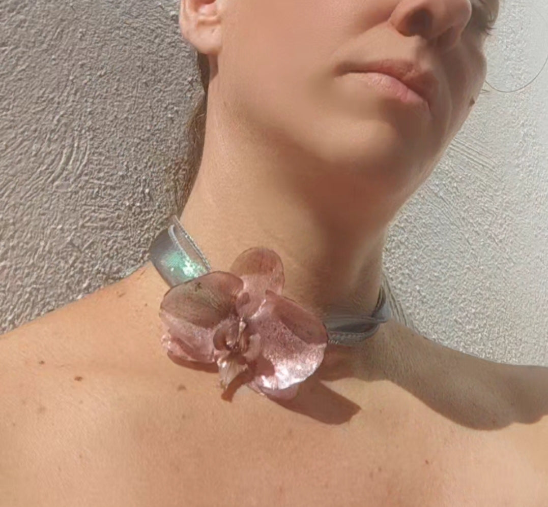 Collar de orquídea real resinada