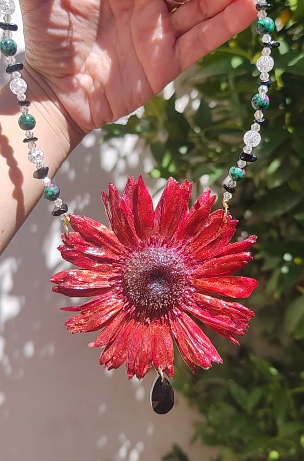 Collar Gerbera Roja Hecho a Mano, Collar con Cristal Facetado, Obsidiana y Piedra Mineral, Flor Pintada con Nácar Iridiscente, Joyería Floral