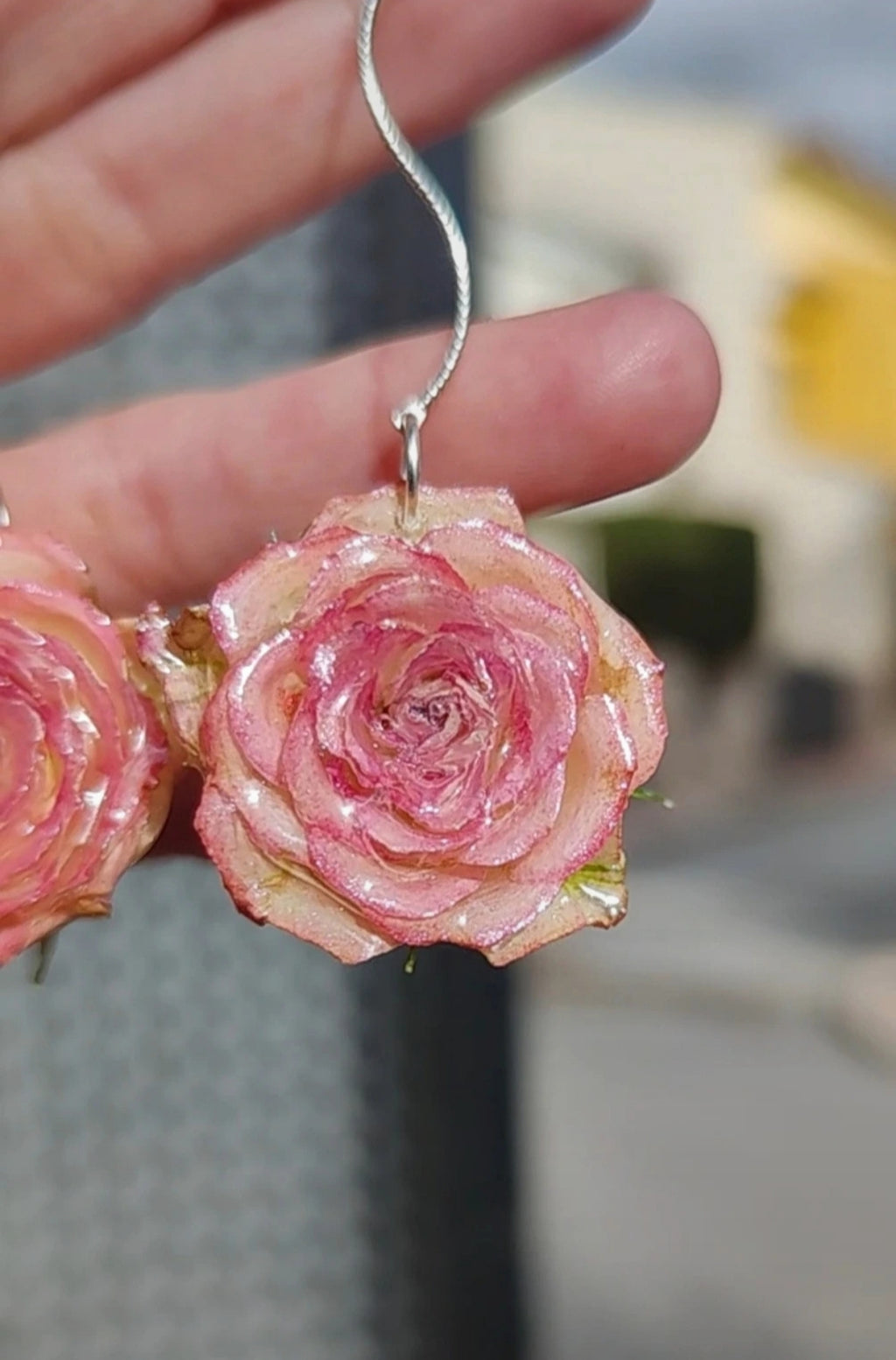 Pendientes de rosas reales resinadas