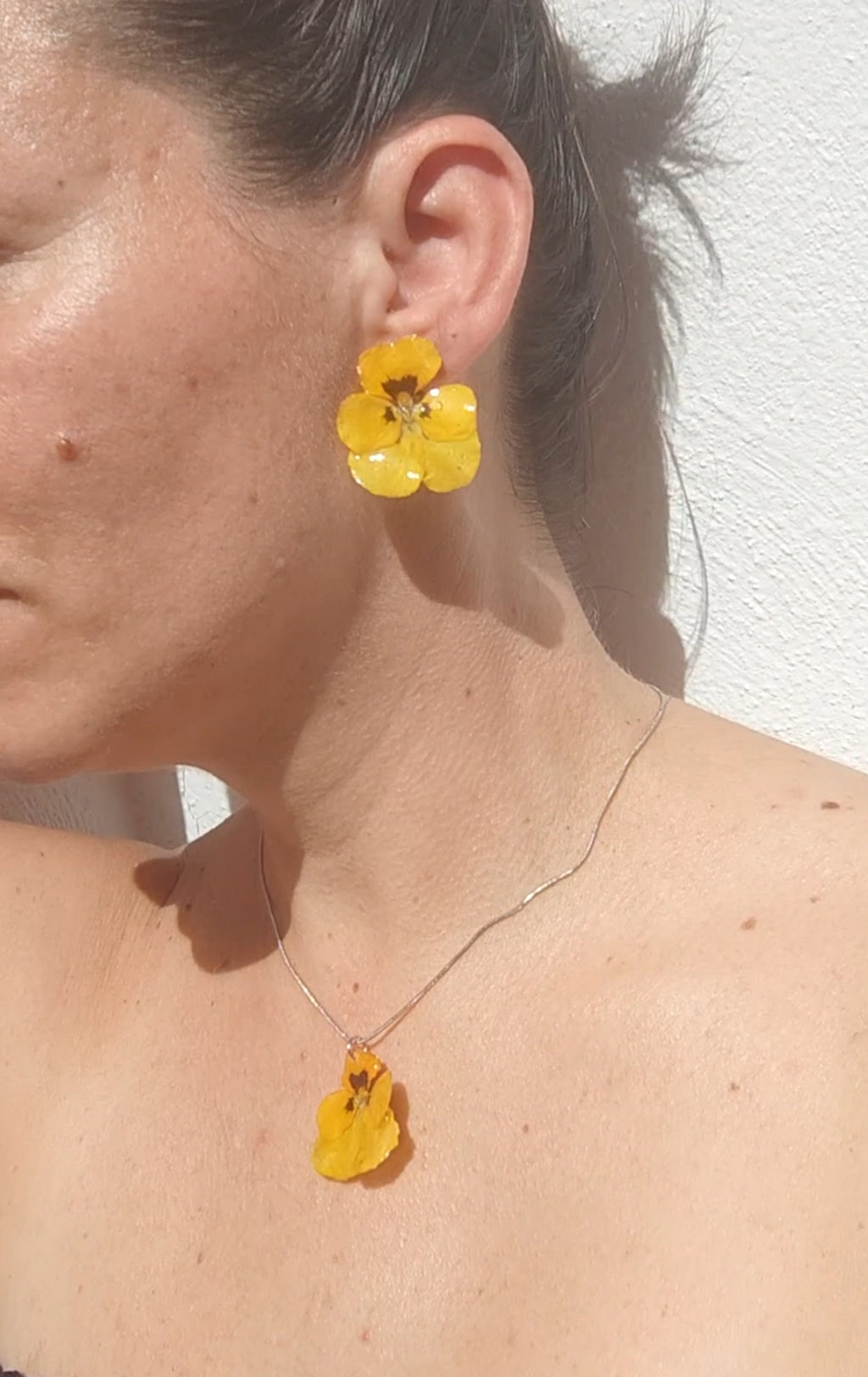 Conjunto pendientes y collar de pensamientos en resina