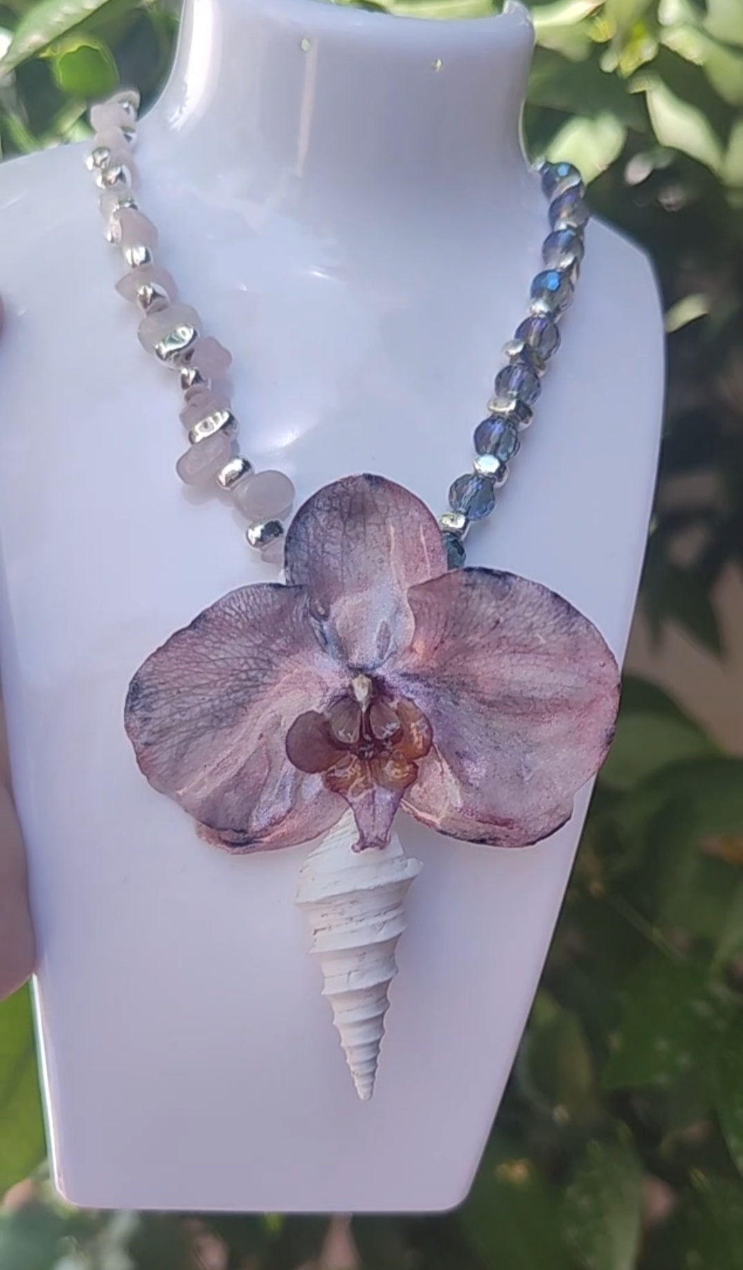 Collar convertible 2x1 con orquidea natural en resina y caracola– Joyería artesanal con flores. Collar para regalar.  Collar orquídea real