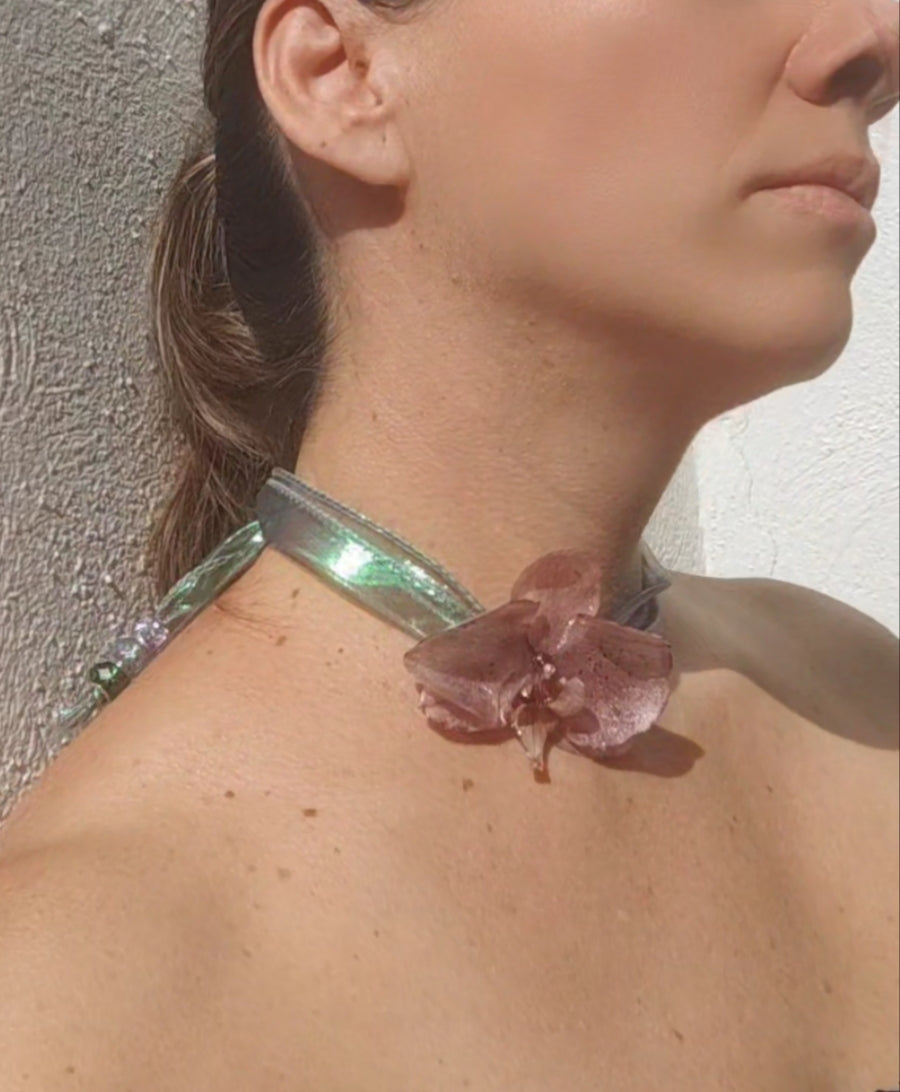 Collar de orquídea real resinada