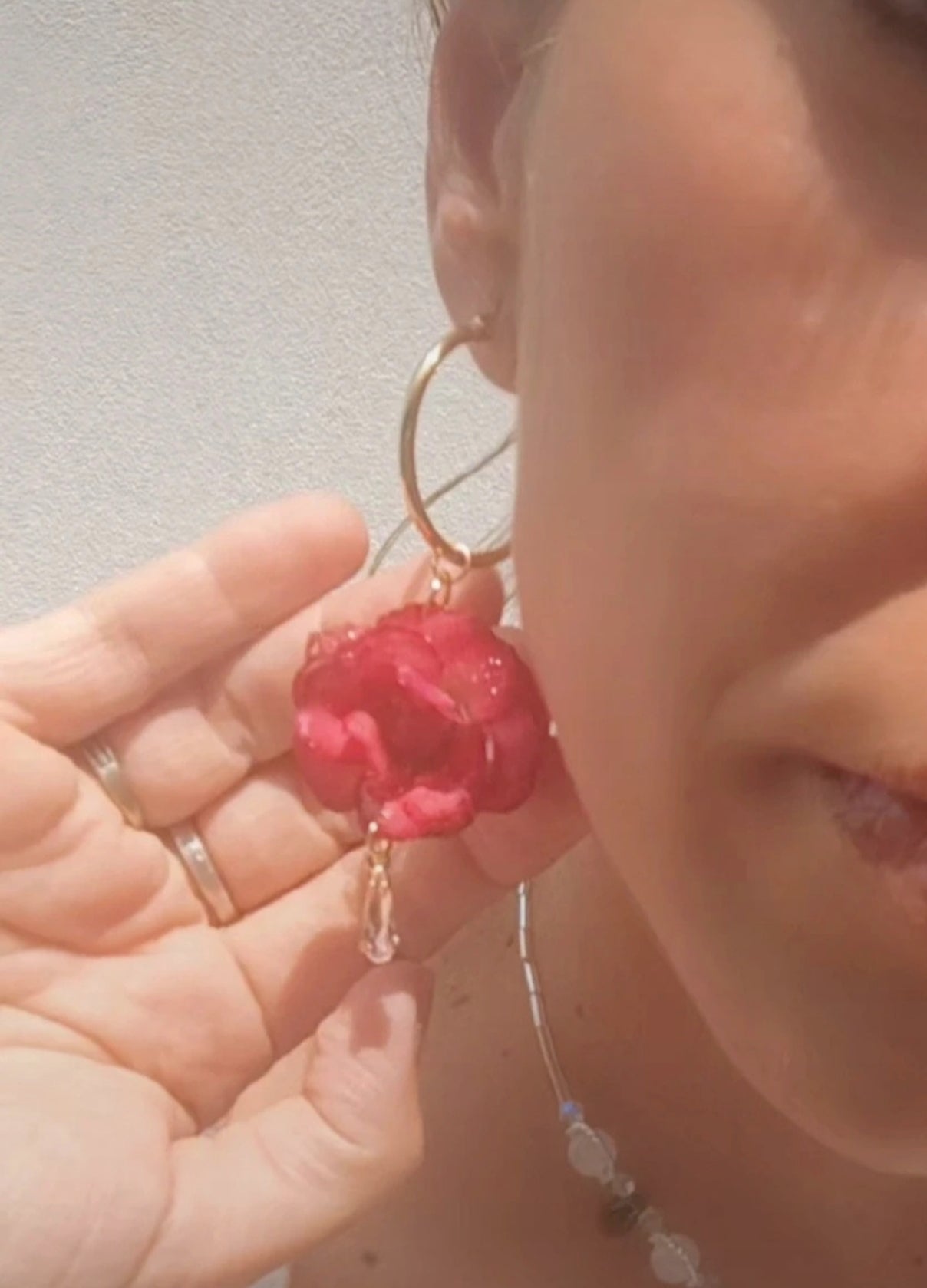 Pendientes de Rosa Real en Resina • Enganches de Acero Inoxidable Hipoalergénicos • Joyería Botánica Artesanal Única. Pendientes rosa auténtica