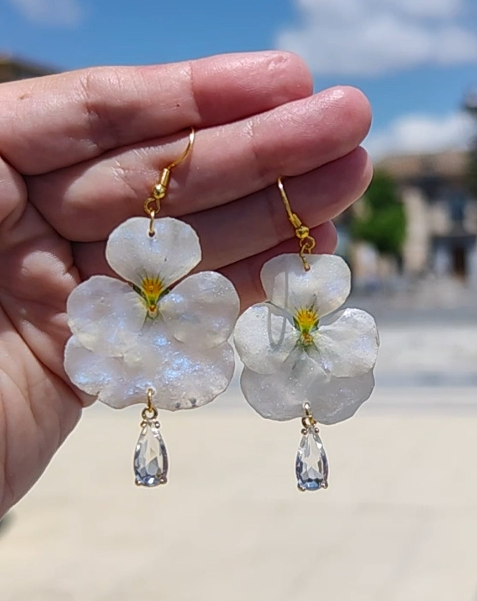Conjunto de pendiented y collar de pensamientos reales resinados blancos anacarados