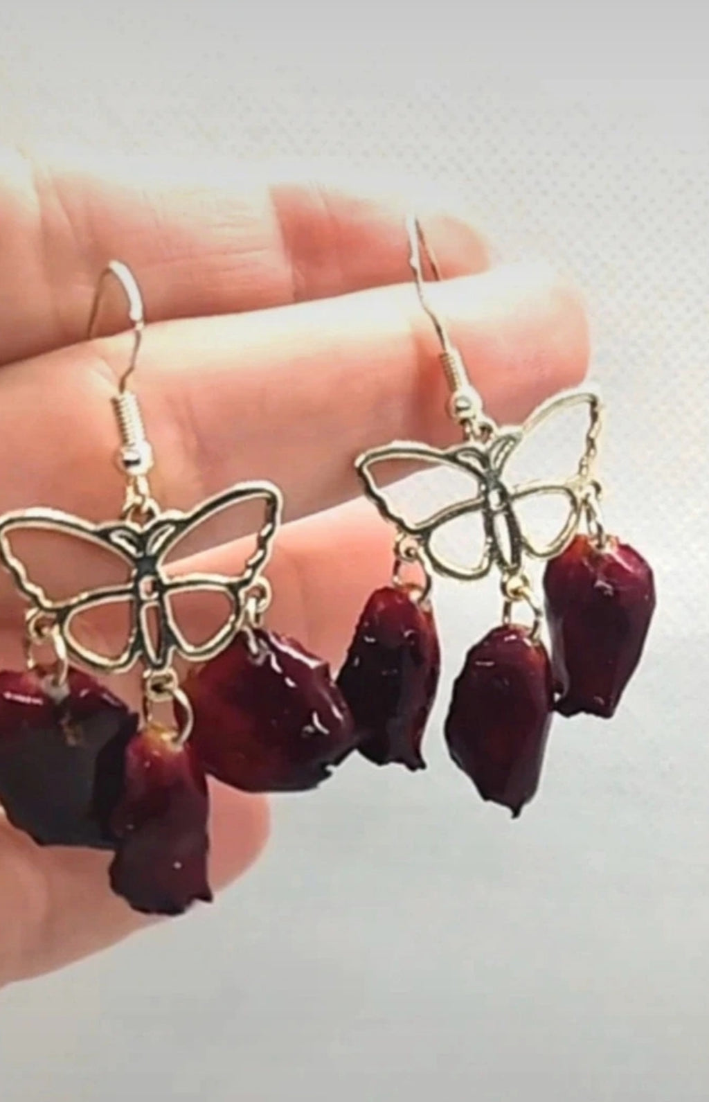 Pendientes con petalos de rosa real resinada