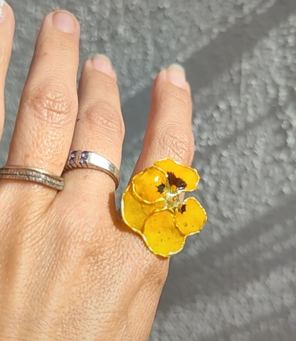 Anillo de pensamiento real resinado