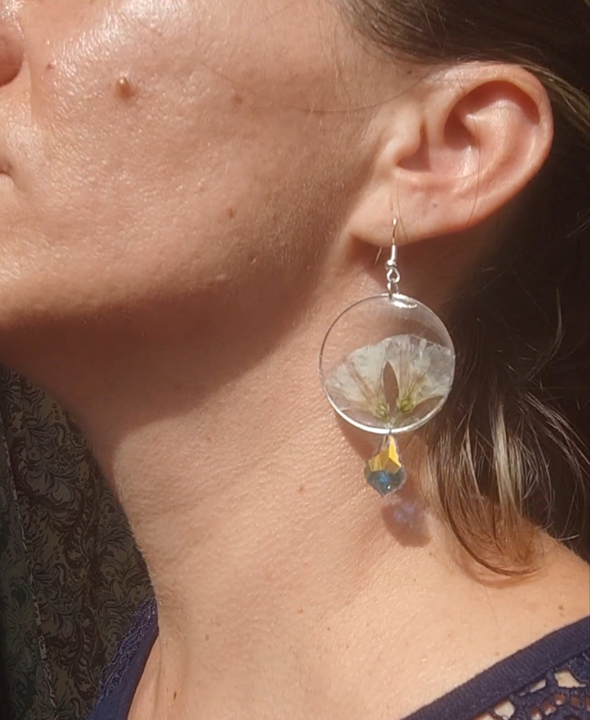 Pendientes con campanillas blancas salvajes en acero inoxidable y cristal facetado