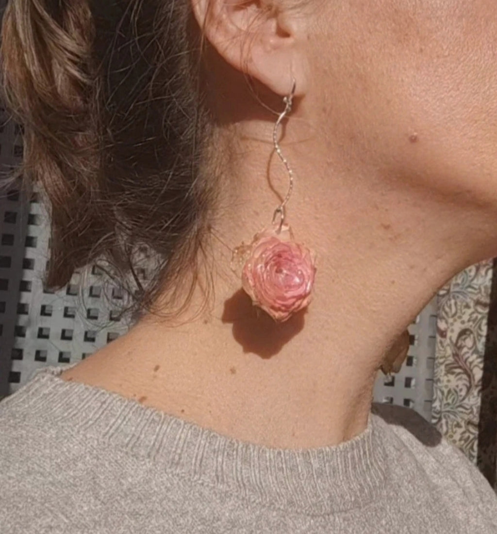 Pendientes de rosas reales resinadas