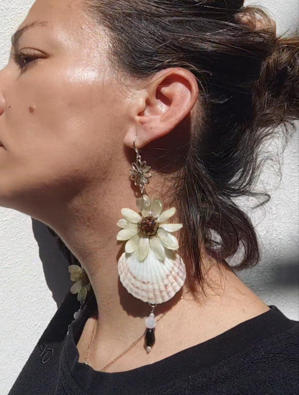 Pendientes de Margarita Real en Resina con Conchas Marinas Naturales – Pendientes Hechos a Mano, Joyería Botánica, Regalo Boho Natural