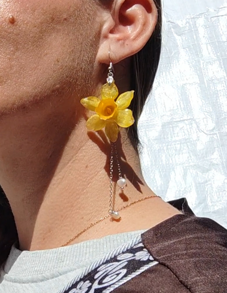 Pendientes de Narciso Real con Perlas Naturales | Flores Preservadas en Resina con Nácar Dorado | Joyería Floral Hecha a Mano