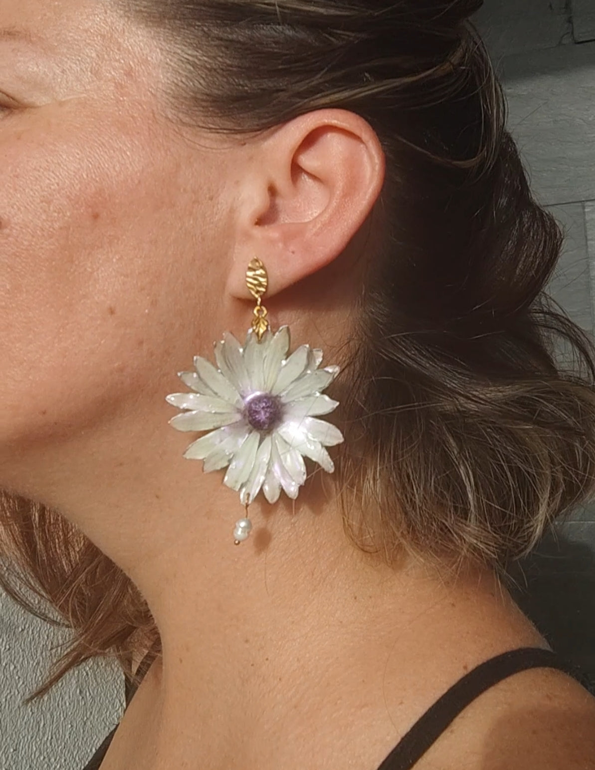 Margaritas blancas auténticas en resina con  perlas naturales,  en acero inoxidable – Joyería natural