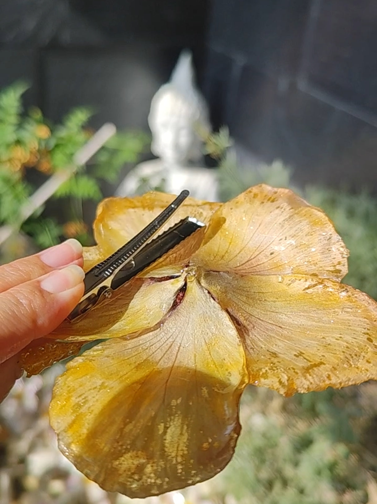 Horquilla de hibisco naranja real hecha a mano, preservada en resina. Accesorio floral boho para cabello, ideal para bodas, verano y estilo fairycore.