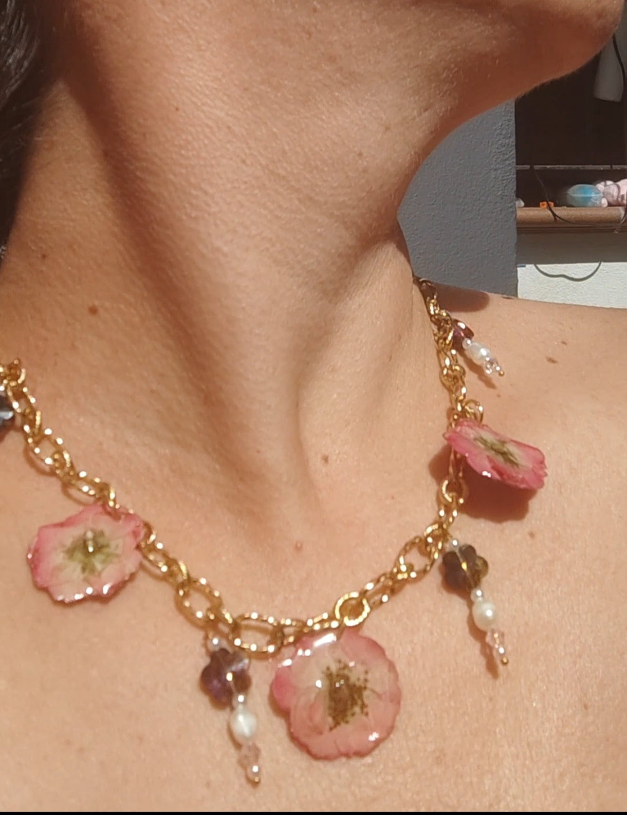 Collar de rosas reales, cristal facetado y perlas naturales