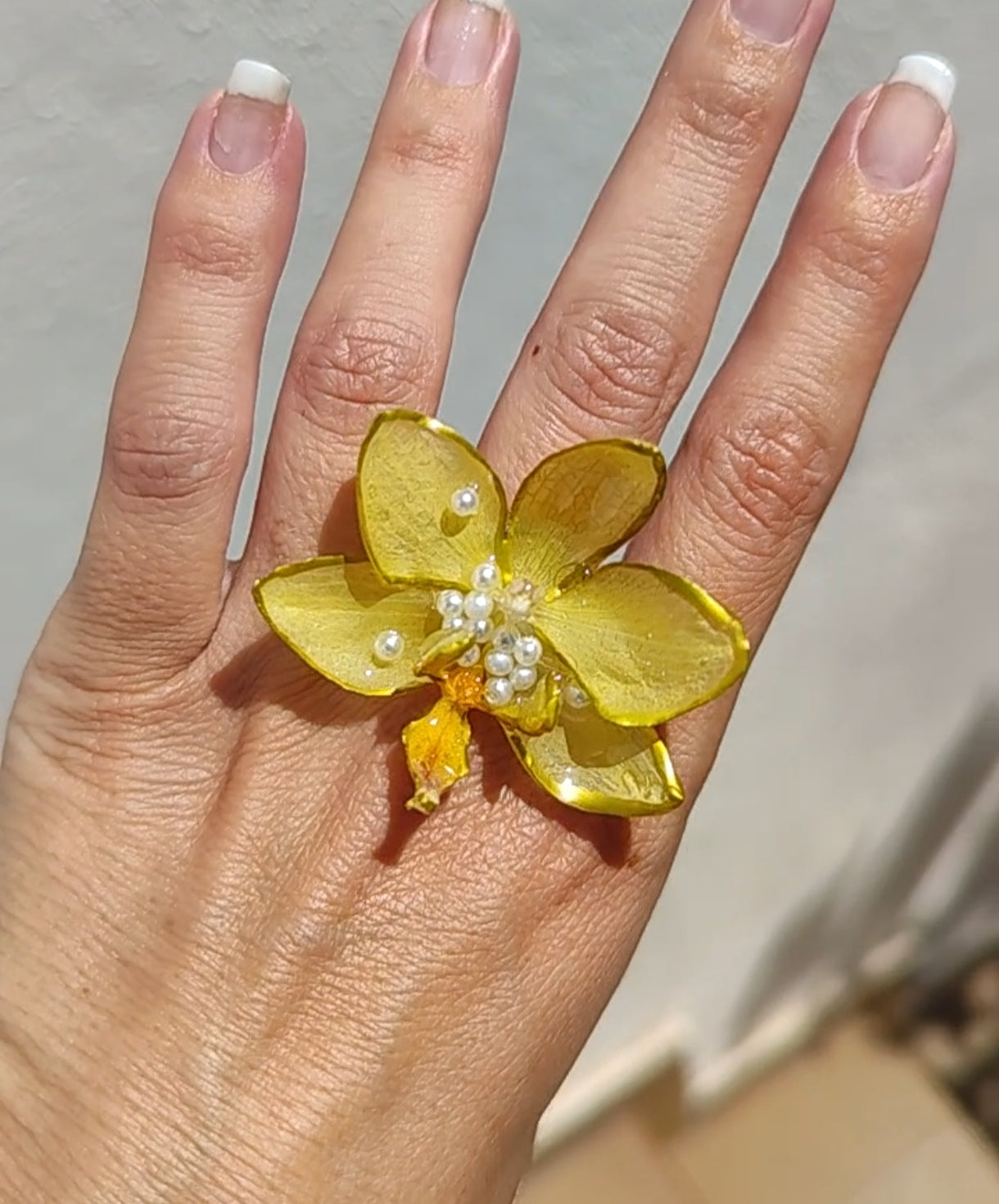 Anillo de orquídea real resinada