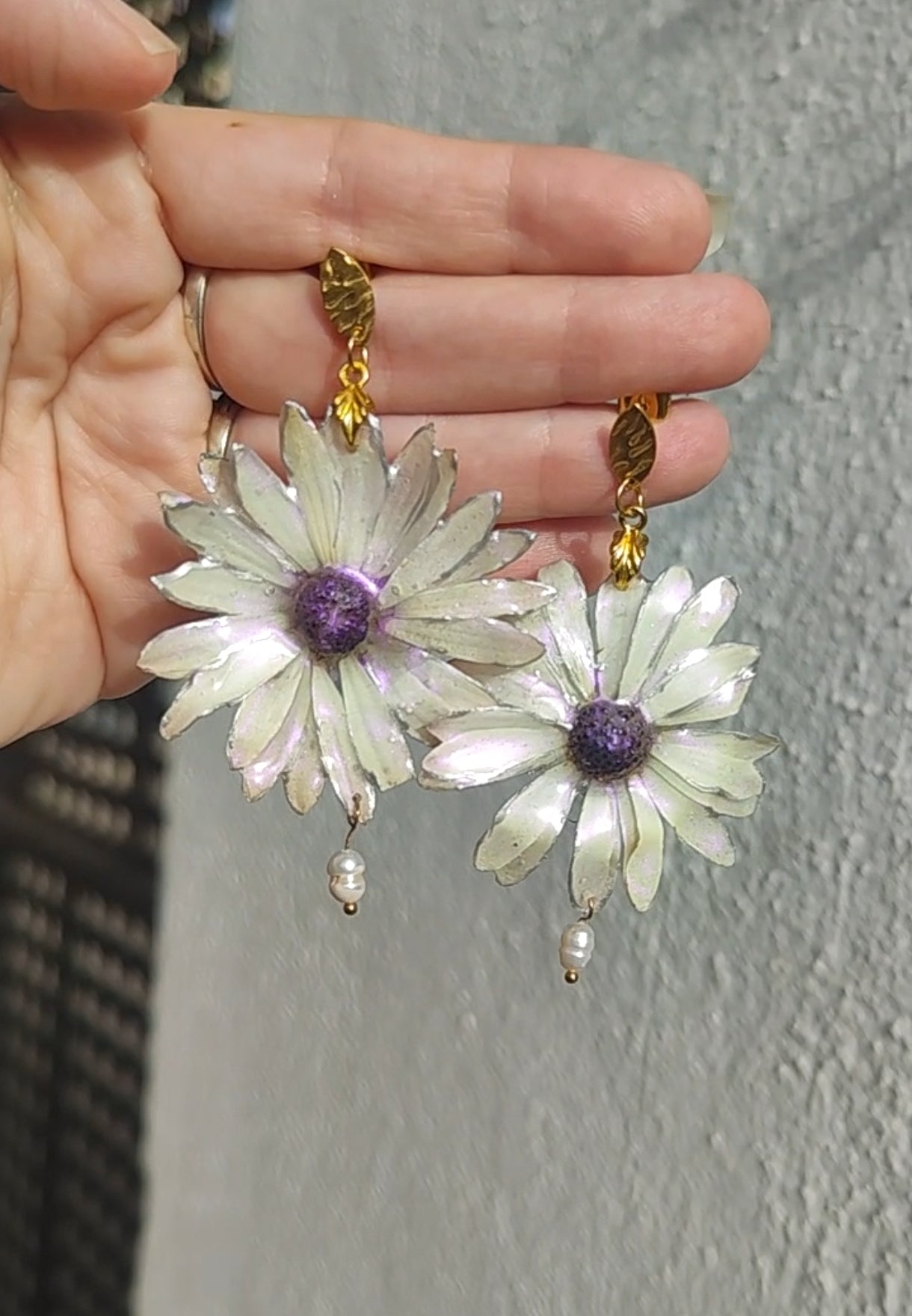 Margaritas blancas auténticas en resina con  perlas naturales,  en acero inoxidable – Joyería natural