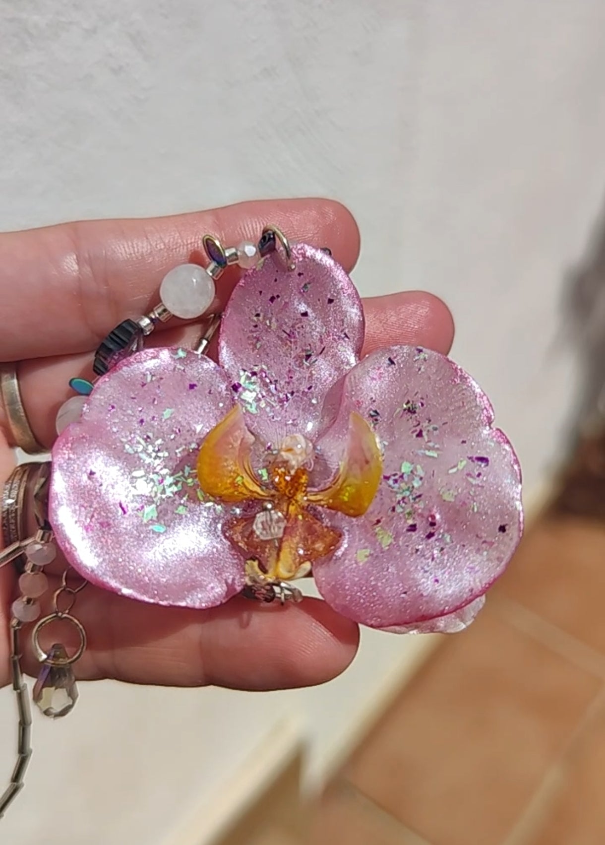 Collar de orquídea real con cristal facetado y cuarzo