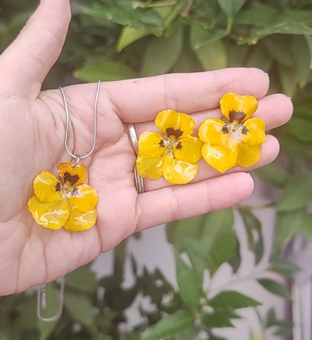 Conjunto pendientes y collar de pensamientos en resina