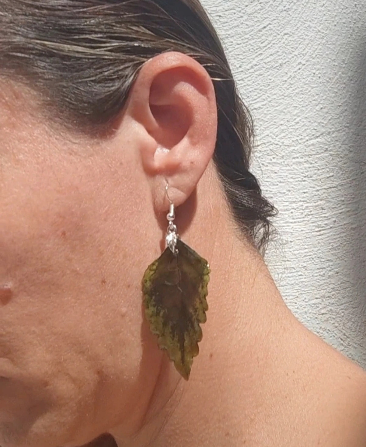 Pendientes colgantes artesanos. Hojas reales de coleo preservadas con enganche hipoalergénico