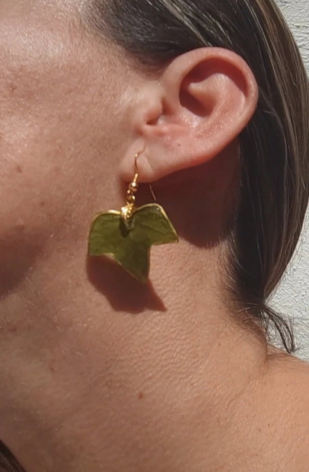 Pendientes hechos a mano con hojas de hiedra natural,   joyería artesanal botanica