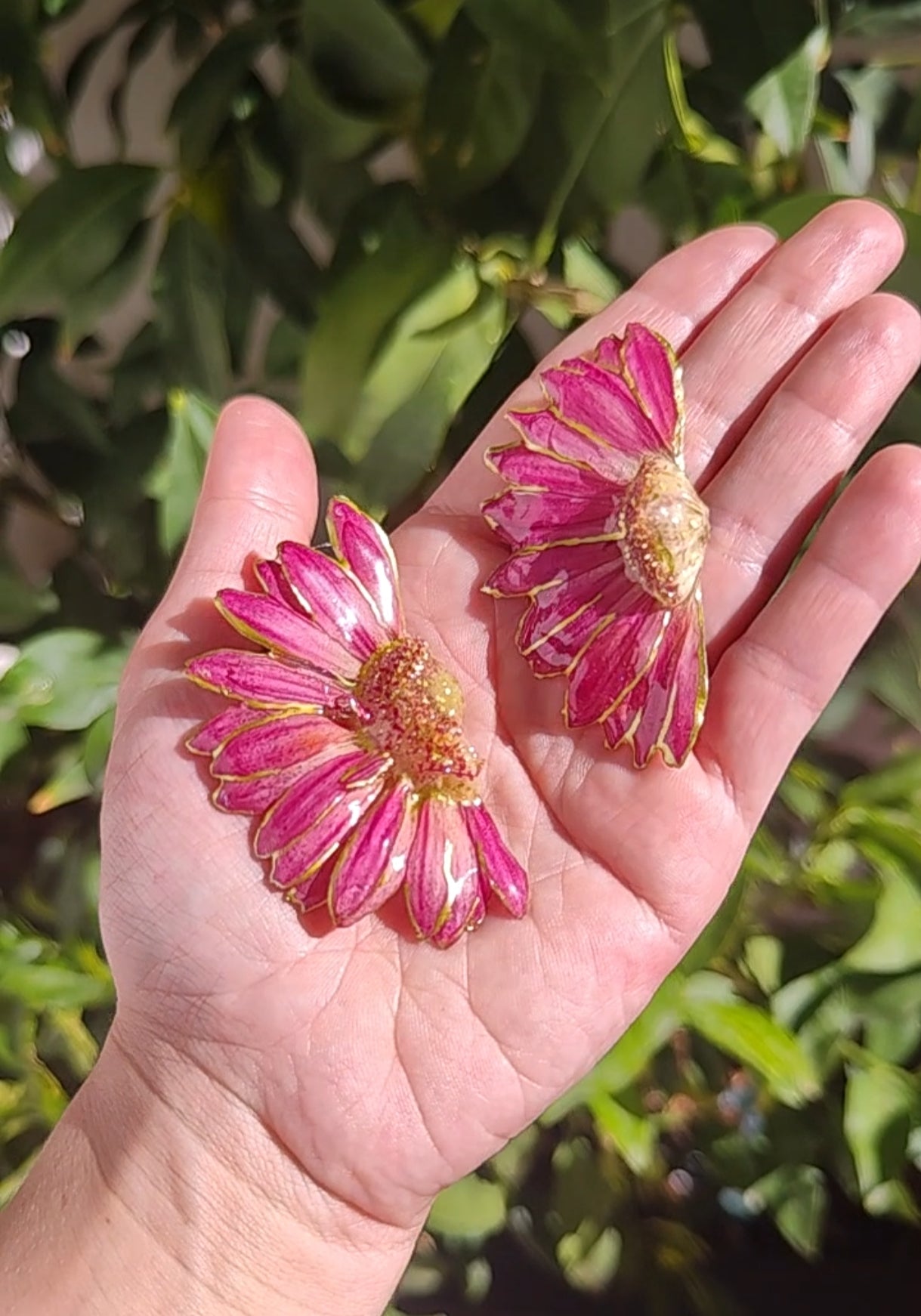 Pendientes de Gerberas Reales en Resina con Perfil Dorado – Joyería Floral Hecha a Mano – Flores Naturales Preservadas – Regalo Romántico y Boho