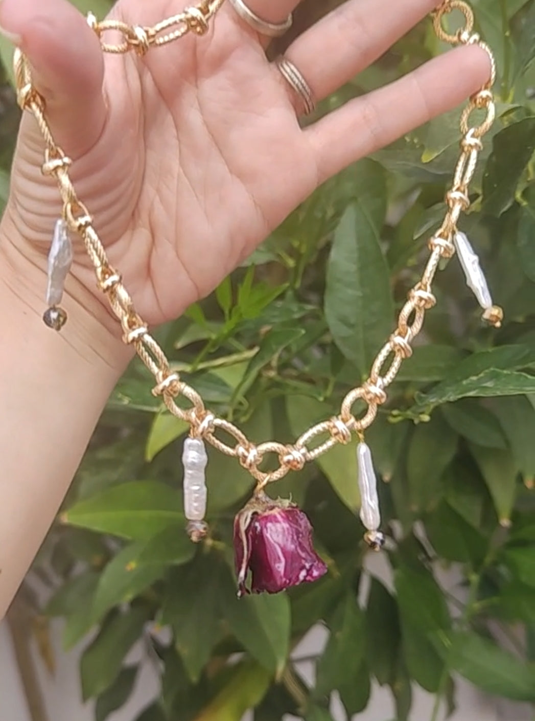 Collar con rosa natural encapsulada en resina – Joyería botánica hecha a mano con perlas y cristal, baño en oro 18K