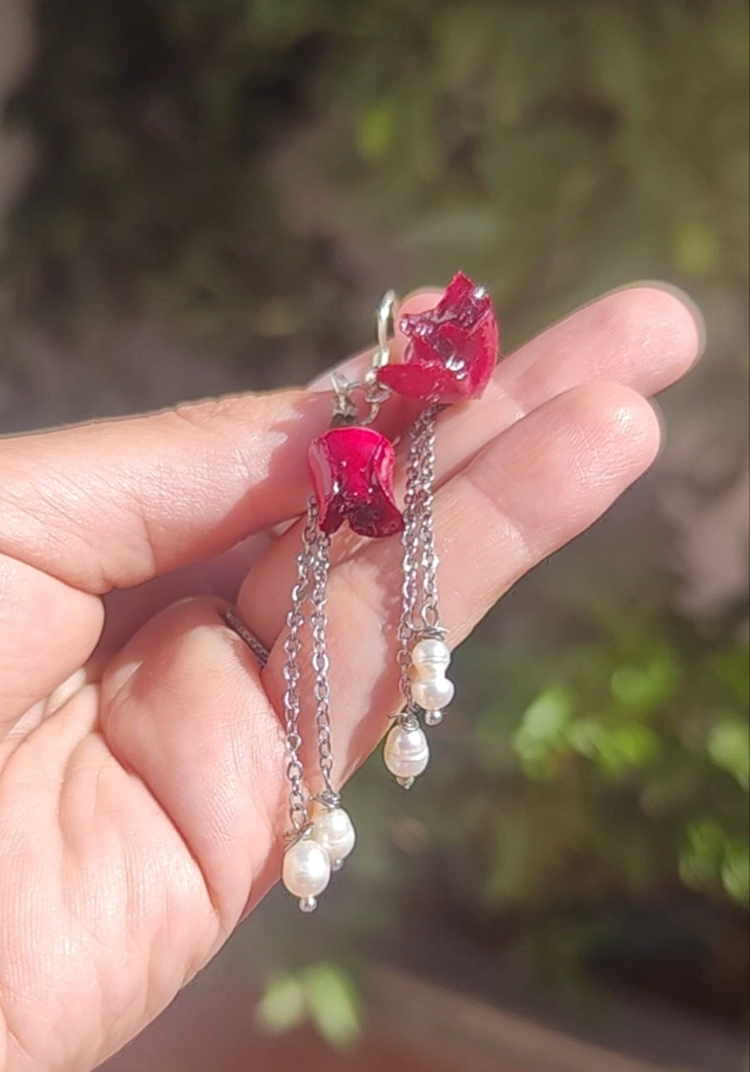Pendientes artesanales con rosas reales y perlas naturales. Joyería botánica única en acero inoxidable
