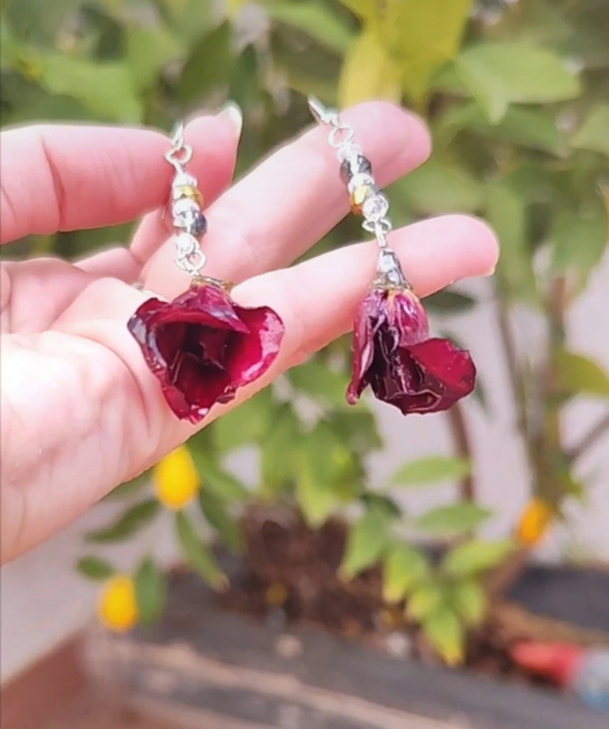 Pendientes artesanales con cristal facetado y rosas naturales. Joyería botanica única y elegante