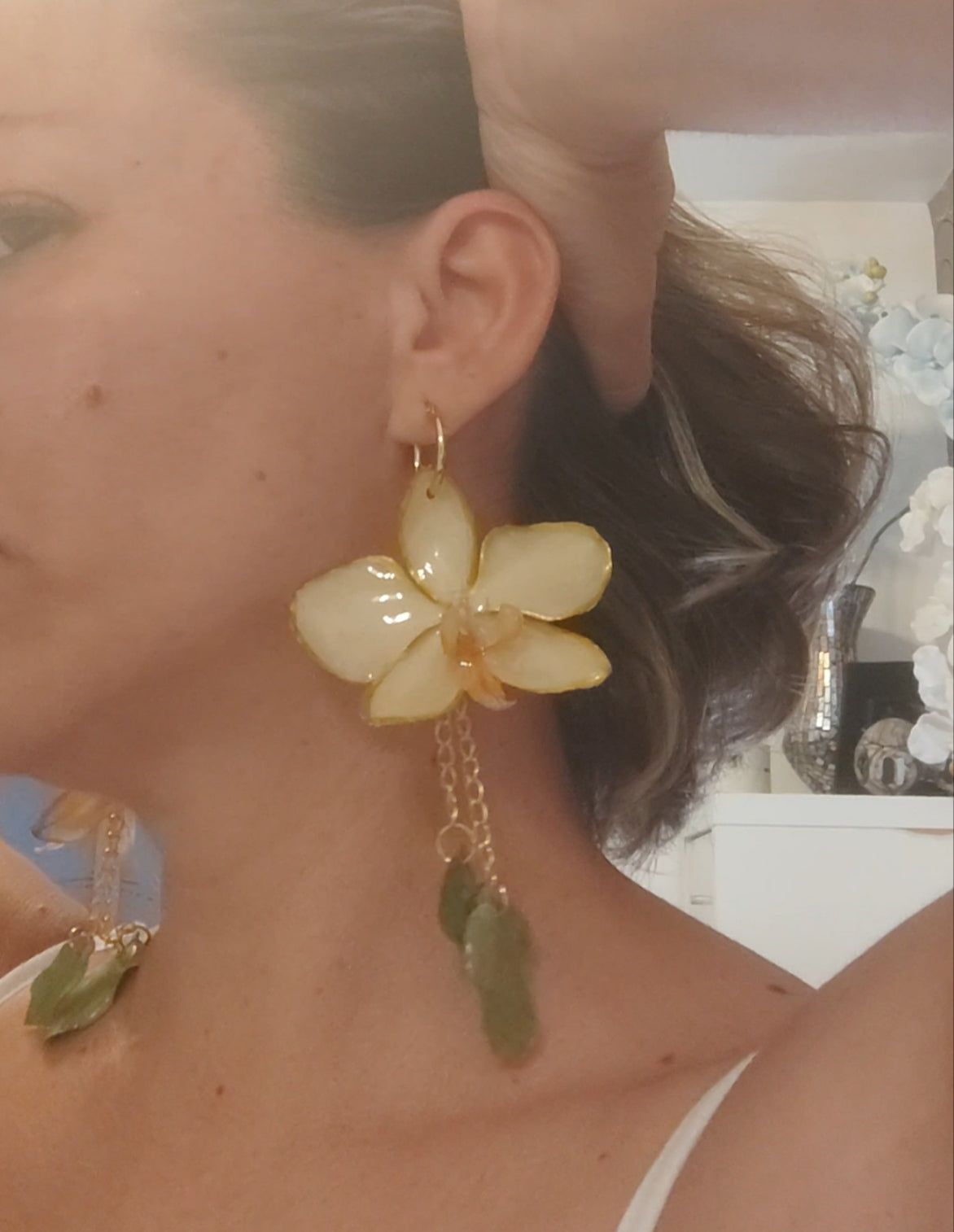 Pendientes artesanos con orquídeas amarillas y hojas auténticas resinadas. Joyería botanica para ella. Regalo original
