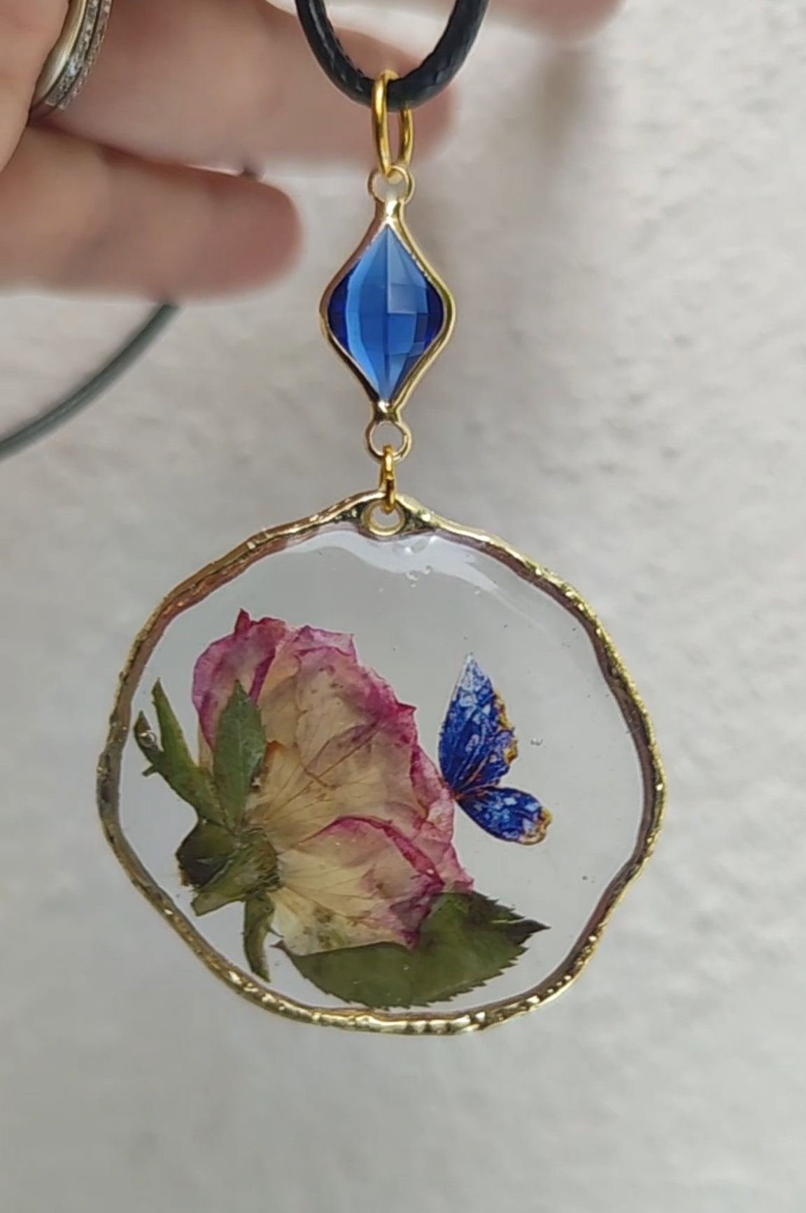 Colgante con rosa preservada