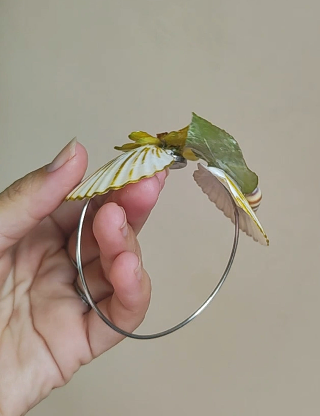 Pulsera artesanal con margarita amarilla real y conchas marinas naturales. Pulsera resinada hecha a mano | Joyería natural inspirada en el mar y las flores