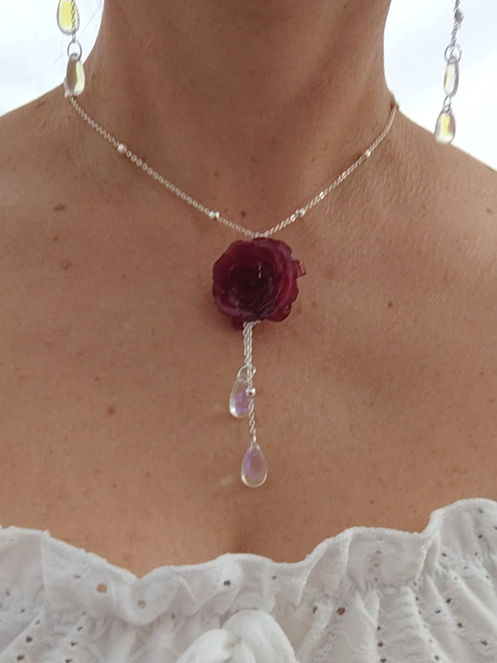 Conjunto de Collar y Pendientes con Rosas Reales Resinadas Burdeos. Joyería Floral Preservada con Lágrimas de Cristal. Regalo Romántico Artesanal