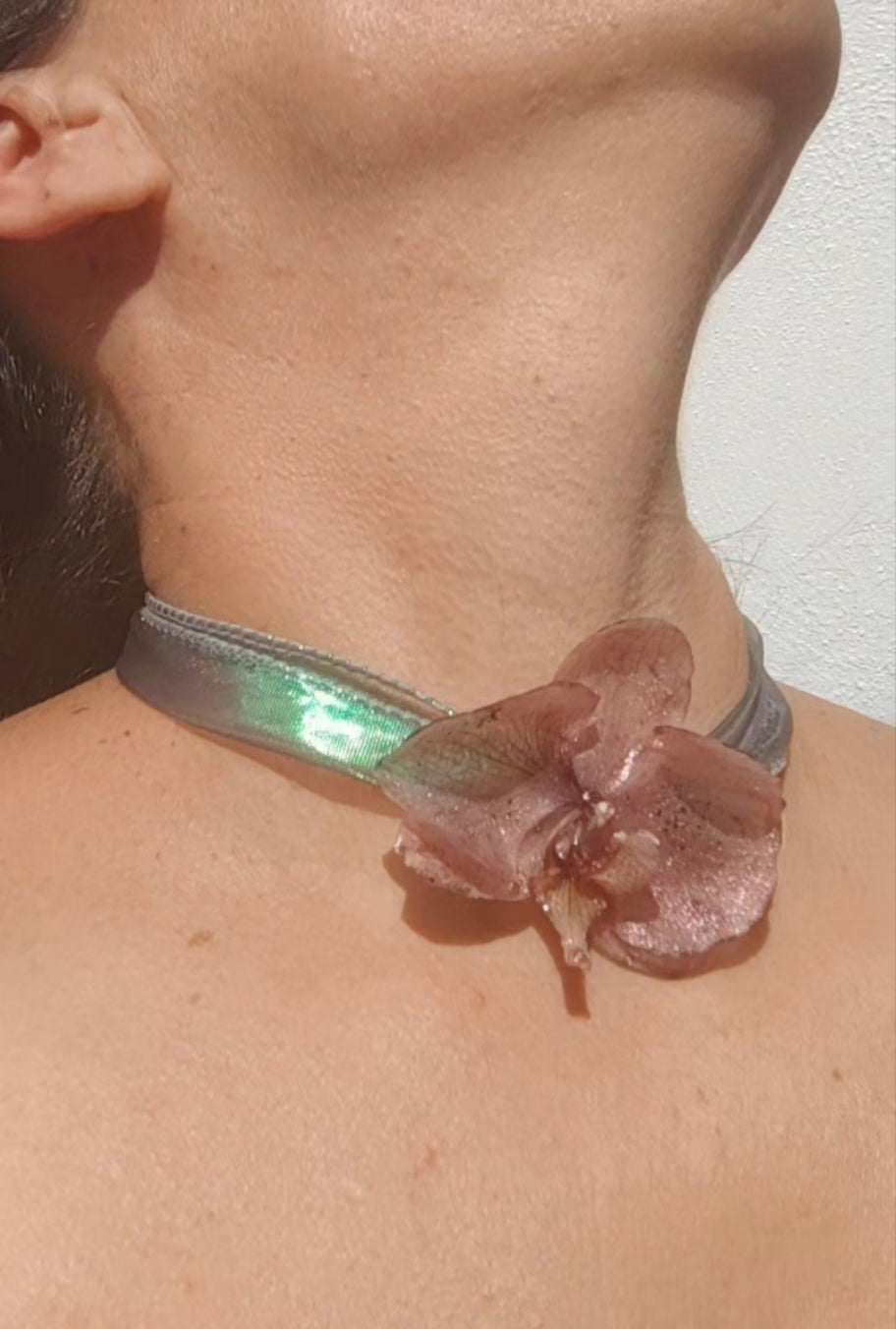 Collar de orquídea real resinada