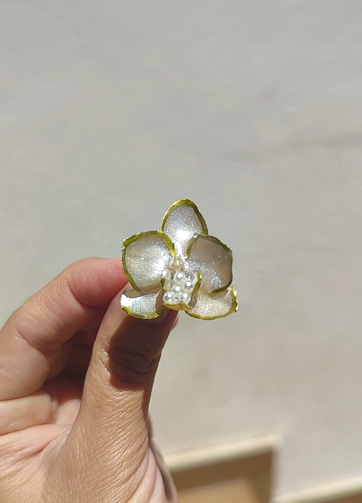 Anillo de mini orquídea real resinada