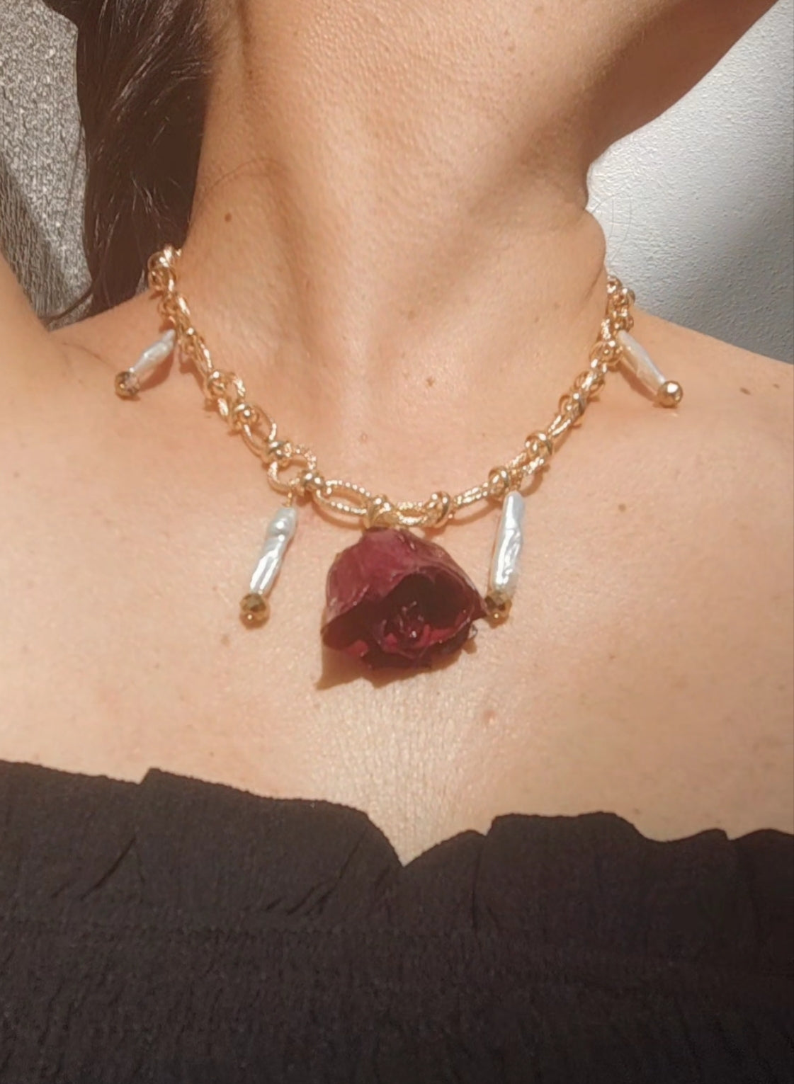 Collar con rosa natural encapsulada en resina – Joyería botánica hecha a mano con perlas y cristal, baño en oro 18K