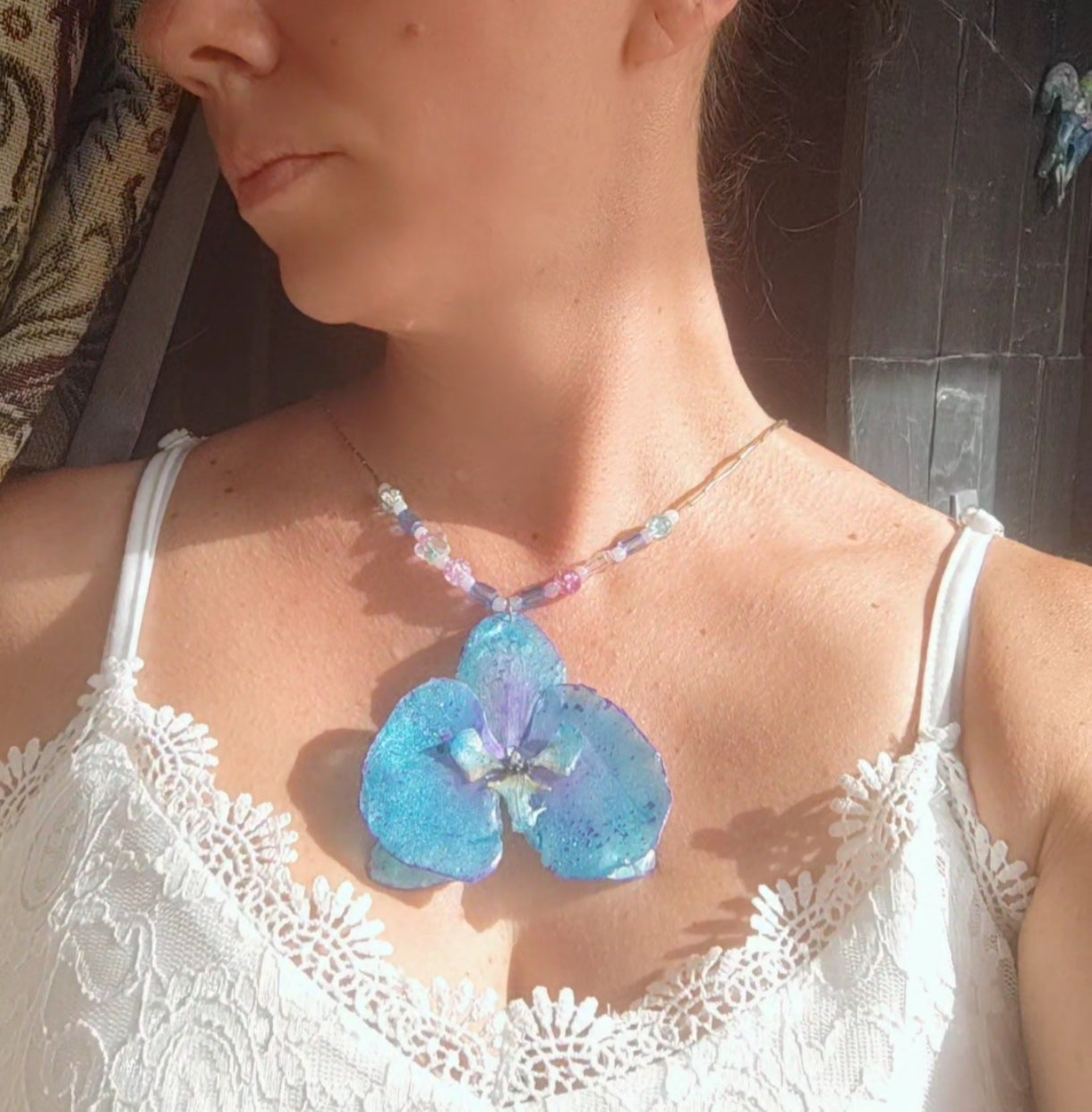 Collar de orquídea real resinada