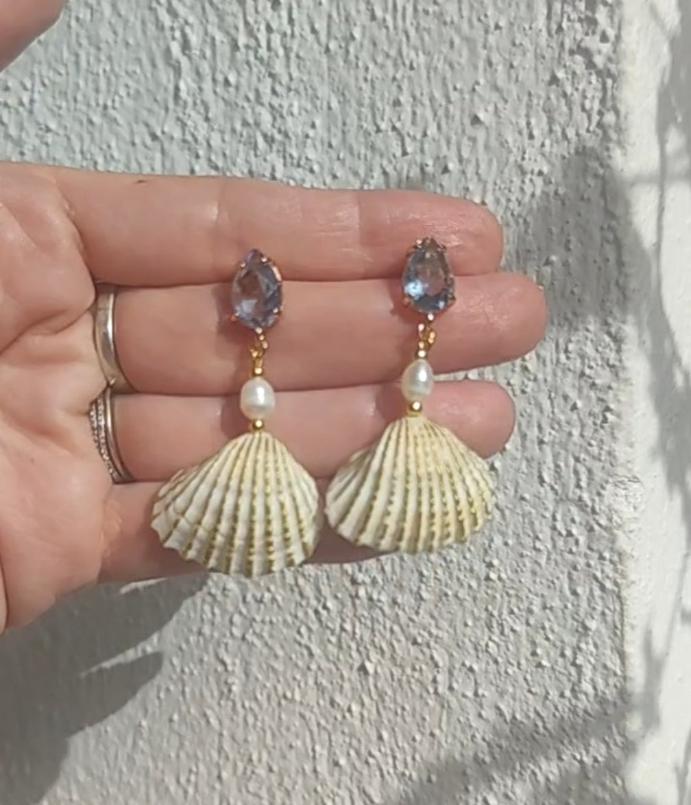 Pendientes artesanos con conchas y perlas naturales